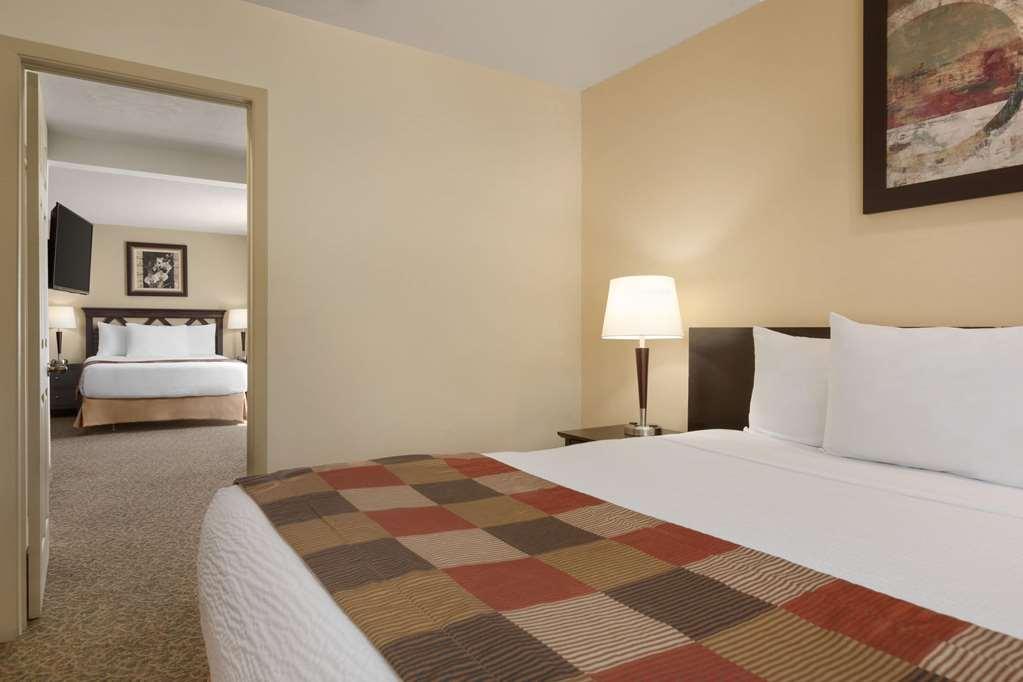 Days Inn By Wyndham Montreal East Phòng bức ảnh